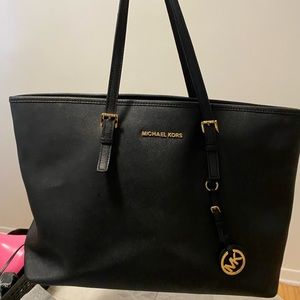 MICHEAL KORS PURSE ( Used but still in good condition )